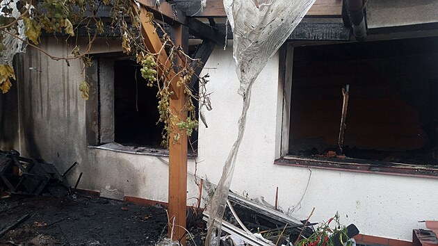 Ve Svinarech ho�elo v rodinn�m dom� s pergolou. (11. ��jna 2023)