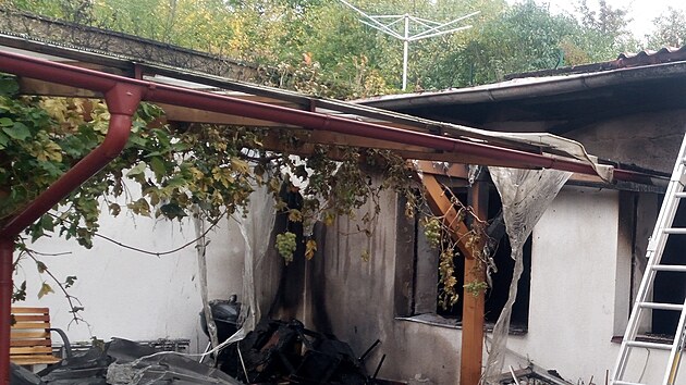 Ve Svinarech hořelo v rodinném domě s pergolou. (11. října 2023)