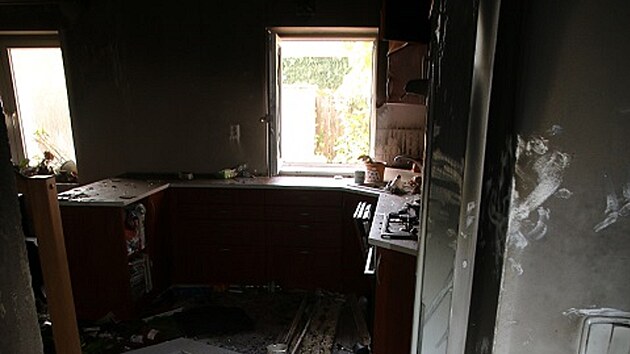 Dům ve Svinarech zčásti vyhořel, škoda je 1,5 milionu korun. (11. října 2023)
