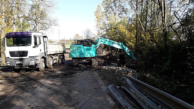 Specializovaná firma odstraňuje ekologickou havárii po hromadné nehodě cisterny a tří aut v Běstvinách. (7. listopadu 2023)