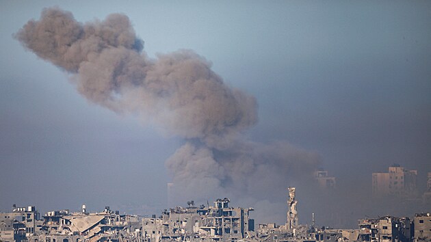 Kou se vzn nad mstem Gaza po izraelskm toku. (4. listopadu 2023)