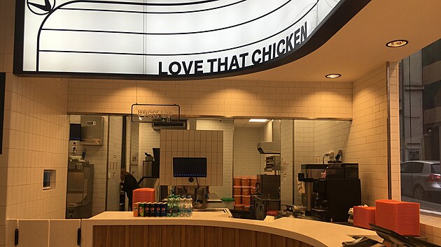 V�dejn� pult je prostorn� a transparentn�. Z�kazn�k vid� kucha��m doslova pod ruce. (1. listopadu 2023)