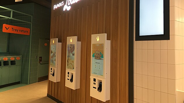 Objedn�vac� kiosky jsou um�st�n� na n�kolika m�stech. (1. listopadu 2023)