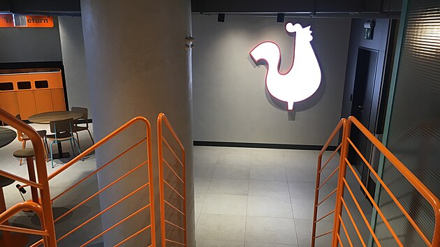 Restaurace m� dv� patra, kter� maj� v�ce ne� sto m�st k sezen�. (1. listopadu 2023)