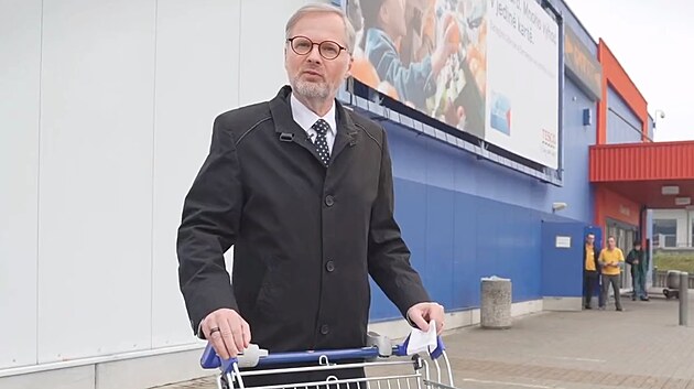 Premiér Petr Fiala při srovnávacím nákupu v Česku