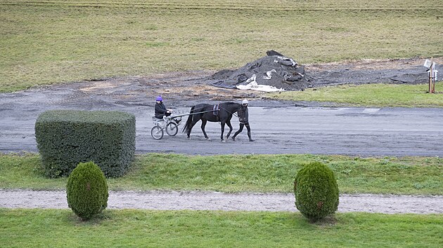 Na dostihov�m z�vodi�ti v Chuchli odstra�uj� asfalt po z�vodech VRC (31. ��jna 2023)