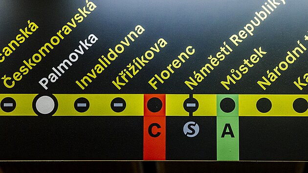 Nov vzhled informanch panel je k vidn ve stanici Palmovka (1. listopadu 2023)