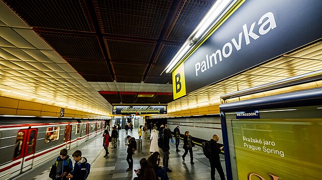 Nov vzhled informanch panel je k vidn ve stanici Palmovka (1. listopadu 2023)