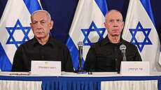 Izraelsk premir Benjamin Netanjahu a ministr obrany Joav Galant (28. jna...