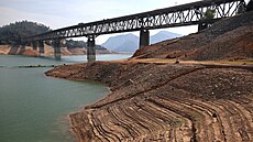 Pit River Bridge pes kalifornské Shasta Lake bhem období sucha (2. ervence...