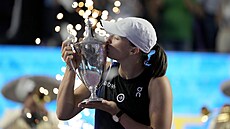 Polská tenistka Iga �wiateková s trofejí pro vít�zku Turnaje mistry�.