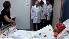 Putin nav�tívil d�ti v nemocnici. Chlapec se p�ed ním schoval pod deku