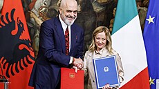 Italská premiérka Giorgia Meloniová a pedseda albánské vlády Edi Rama se...