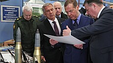 Místopedseda ruské bezpenostní rady Dmitrij Medvedv v továrn na zbran v...