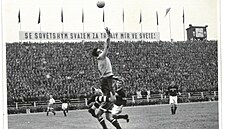 Momentka ze zápasu DSO Baník (v tmavých dresech) proti Dynamu Moskva na...