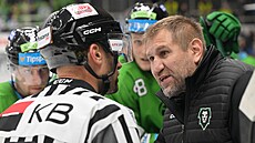 Václav Pletka (vpravo) vedl hokejisty Mladé Boleslavi v extraligovém utkání 3....