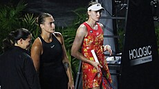 Tenistky Aryna Sabalenková a Jelena Rybakinová b�hem p�eru�ení hry, které na...