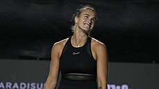 Aryna Sabalenková reaguje na dal�í p�eru�ení zápasu kv�li de�ti na Turnaji...