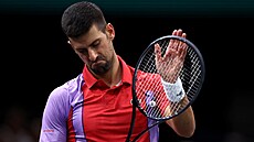 Srbský tenistka Novak Djokovi ironicky tleská divákm na turnaji ATP v Paíi.