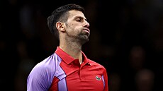 Nespokojený Novak Djokovi bhem osmifinále turnaje v Paíi.
