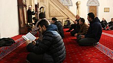 Muslimové se modlí v kosovské Pritin. (1. dubna 2022)
