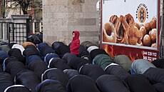 Muslimtí vící se úastní ranní modlitby ve velké meit v Pritin. (21....