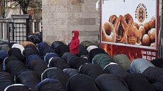 Muslim�tí v��ící se ú�astní ranní modlitby ve velké me�it� v Pri�tin�. (21....