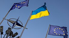 Ukrajinské a evropské vlajky vlají v centru Kyjeva. (3. listopadu 2023)