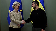 Ukrajinský prezident Volodymyr Zelenskyj a pedsedkyn Evropské komise Ursula...