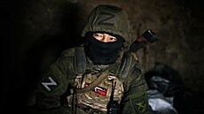 Ruský voják čeká na pozici na Ukrajině ve směru na Krasnyj Lyman (5. listopadu...