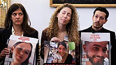 P�íbuzní rukojmích se ve francouzském parlamentu ú�astní akce vyzývající k...