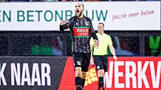 Nizozemský útoník Bas Dost slaví gól proti Alkmaaru.