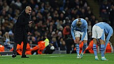 Pep Guardiola udílí pokyny norskému úto�níkovi Erlingu Haalandovi.