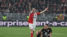 Emotivní Christos Zafeiris po souboji se sedícím Andreou Belottim.