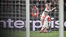 David Doudra s Lukáem Masopustem (vpedu) slaví gól proti AS ím.