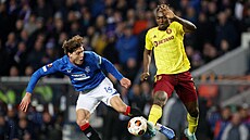 Victor Olatunji ze Sparty (vpravo) se sna�í p�edsko�it Sama Lammerse z Rangers.