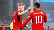 Rasmus Höjlund (vlevo) a Marcus Rashford z Manchesteru United poté, co první...