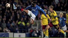 Danilo Pereira z Rangers akrobaticky stílí na bránu Sparty.