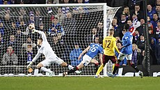 Sparanský kídelník Luká Haraslín (22) dává gól proti Rangers.