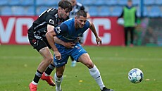 Liberecký útoník Luka Kulenovi (vpravo) se snaí vymanit ze sevení Matoue...