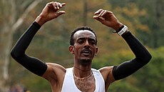Etiopan Tamirat Tola vítzí v Newyorském maratonu.