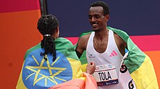 Etiopan Tamirat Tola slaví vítzství v Newyorském maratonu s reprezentaní...
