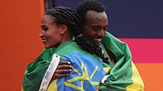 Etiopan Tamirat Tola slaví vítzství v Newyorském maratonu s reprezentaní...