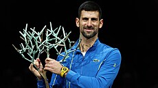 Novak Djokovi� s trofejí pro vít�ze turnaje Masters v Pa�í�i.