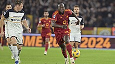 �ímský úto�ník Romelu Lukaku (vpravo) s mí�em v utkání proti Lecce