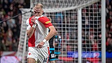 Slávistický útoník Mick van Buren se raduje z gólu proti Plzni