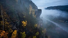 Atmosféru Labského údolí podtrhují podzimní mlhy.