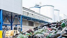 Obsah zelených kontejner ped recyklaní linkou v areálu sklárny obsahuje...