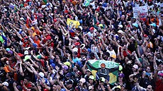Fanouci aplaudují po konci Velké ceny Brazílie ve formuli 1.