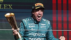 Fernando Alonso hlasit slaví ubránné tetí místo ve Velké cen Brazílie.